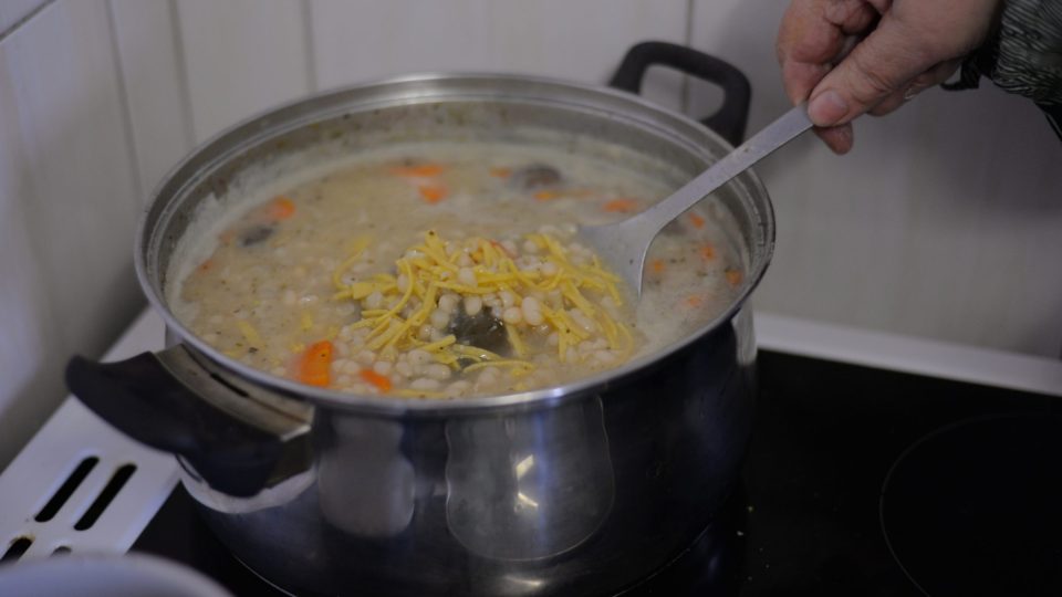 Do polévky přidáme také domácí nudle | foto: Martin Čuřík Do polévky přidáme také domácí nudle