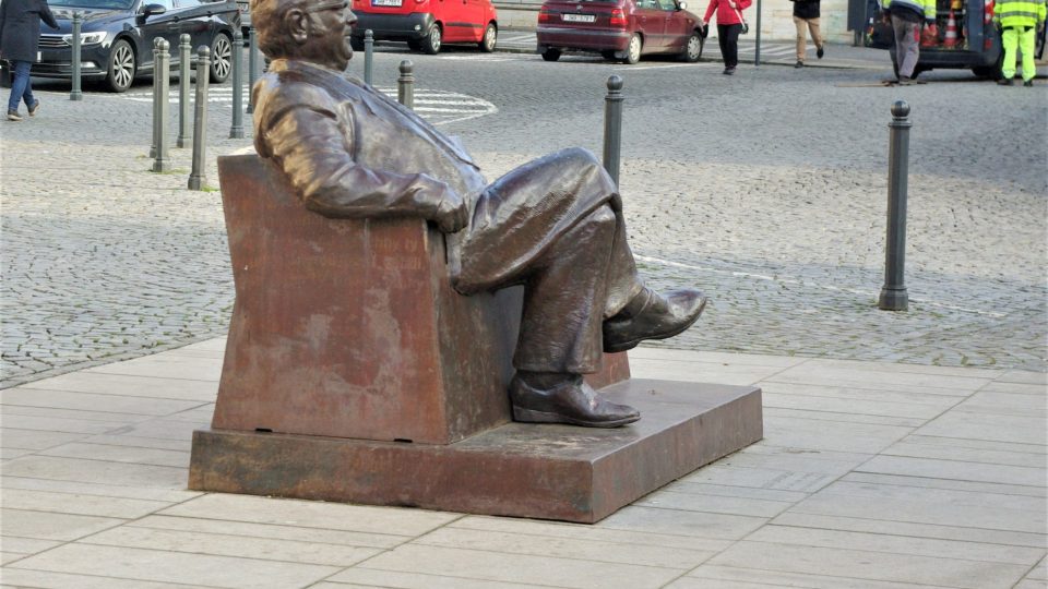 Josef Škvorecký má přehled o tom, co se na Masarykově náměstí děje