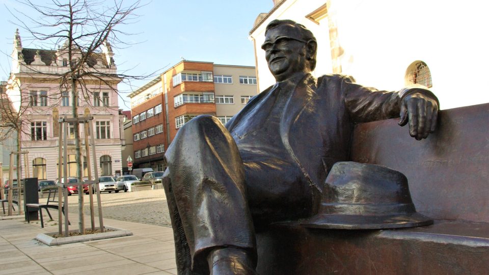 Ležérní posezení Josefa Škvoreckého na Masarykově náměstí v Náchodě