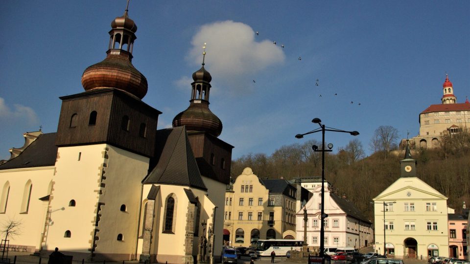 Masarykovo náměstí v Náchodě, vlevo je zrestaurovaný kostel sv. Vavřince, před ním Škvoreckého lavička