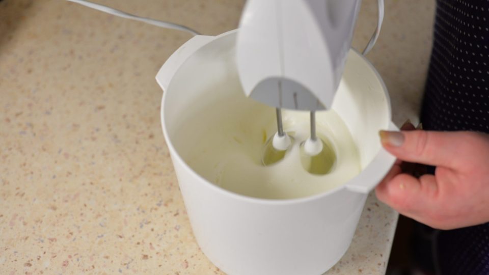 Ušleháme si sníh ze 6 bílků se špetkou soli | foto: Martin Čuřík Ušleháme si sníh ze 6 bílků se špetkou soli