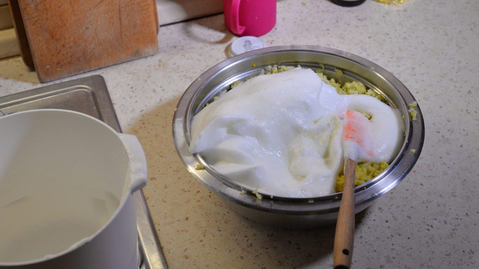 Sníh zlehka vmícháme do směsi | foto: Martin Čuřík Sníh zlehka vmícháme do směsi