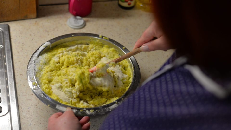 Sníh zlehka vmícháme do směsi | foto: Martin Čuřík Sníh zlehka vmícháme do směsi