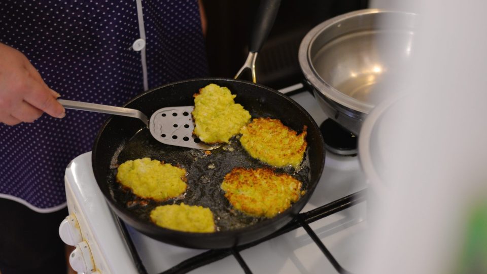 Smažíme dozlatova z obou stran. Potom necháme na ubrousku okapat | foto: Martin Čuřík Smažíme dozlatova z obou stran. Potom necháme na ubrousku okapat