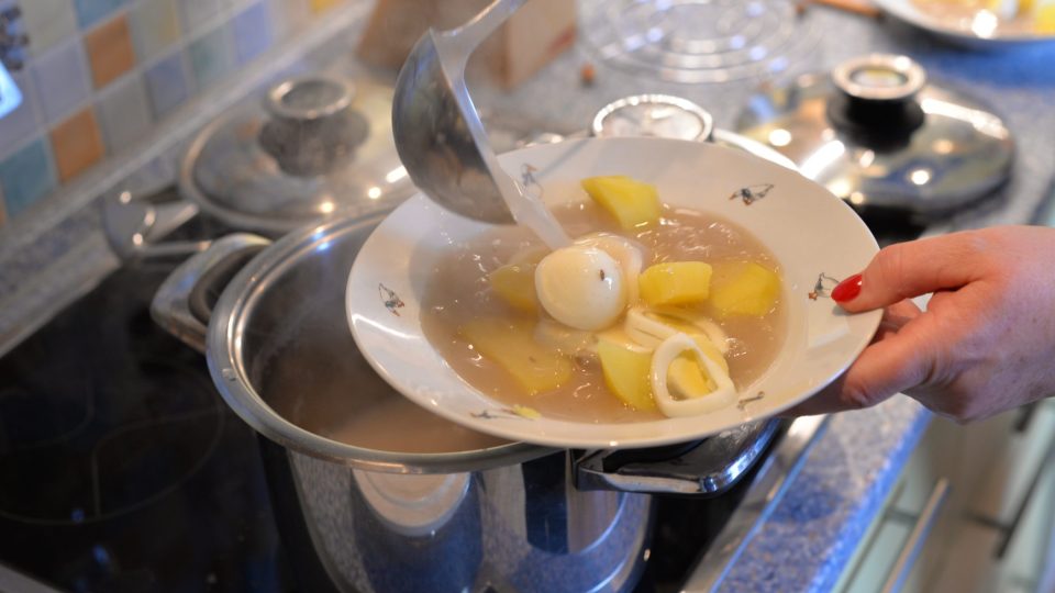 Lilka Schweidlerová připravila i podkrkonošské kyselo se smetanou | foto: Martin Čuřík Lilka Schweidlerová připravila i podkrkonošské kyselo se smetanou