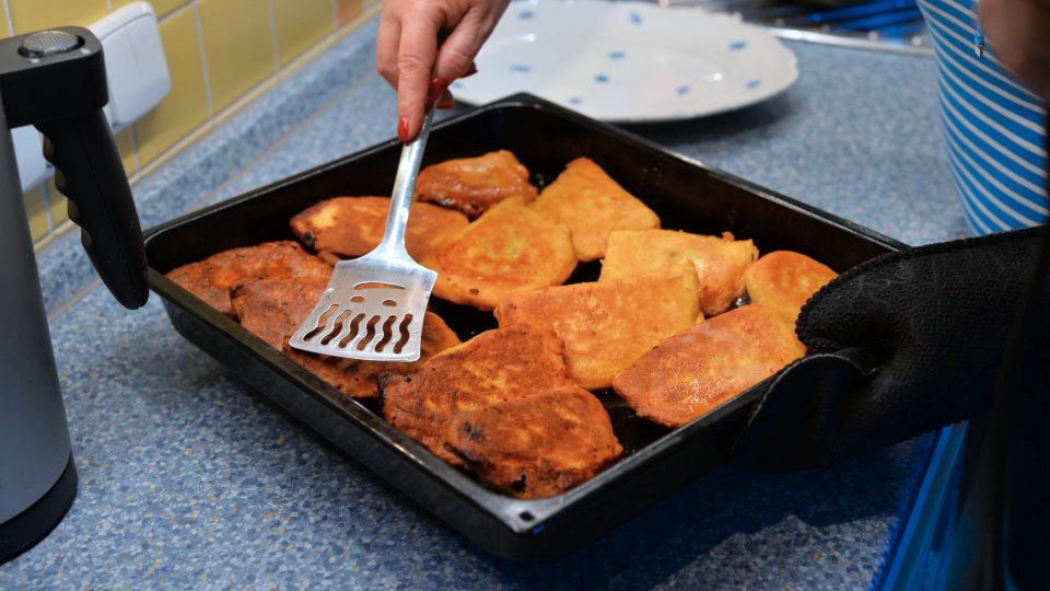 Pečeme v troubě na 180-200 stupňů dozlatova cca 20 minut a pak je na dalších 20 minut otočíme | foto: Martin Čuřík Pečeme v troubě na 180-200 stupňů dozlatova cca 20 minut a pak je na dalších 20 minut otočíme