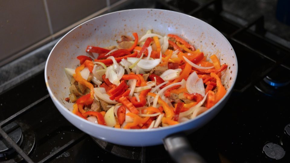 Zeleninu přihodíme na pánev s masem | foto: Martin Čuřík Zeleninu přihodíme na pánev s masem