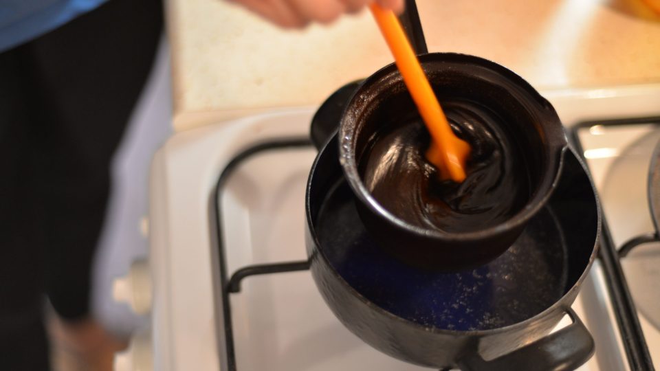 Poté přisypeme kakao a znova mícháme. A nakonec přidáme škrobovou moučku (solamyl) a mléko. Poleva by měla vypadat jako rozpuštěná čokoláda | foto: Martin Čuřík Poté přisypeme kakao a znova mícháme. A nakonec přidáme škrobovou moučku (solamyl) a mléko. Poleva by měla vypadat jako rozpuštěná čokoláda