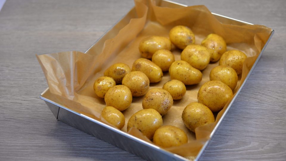 Ke kaprovi se vyplatí připravit brambory. Ideálně je osolit a opepřit a dát opéct do trouby | foto: Martin Čuřík Ke kaprovi se vyplatí připravit brambory. Ideálně je osolit a opepřit a dát opéct do trouby