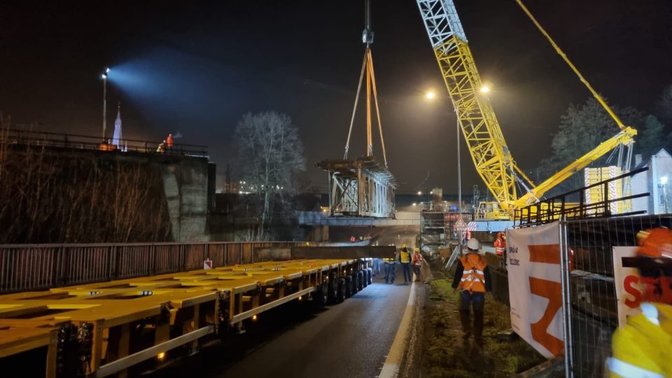 Stavbaři během noci demontovali ve Střelecké ulici v Ústí nad Labem jeden ze železničních mostů