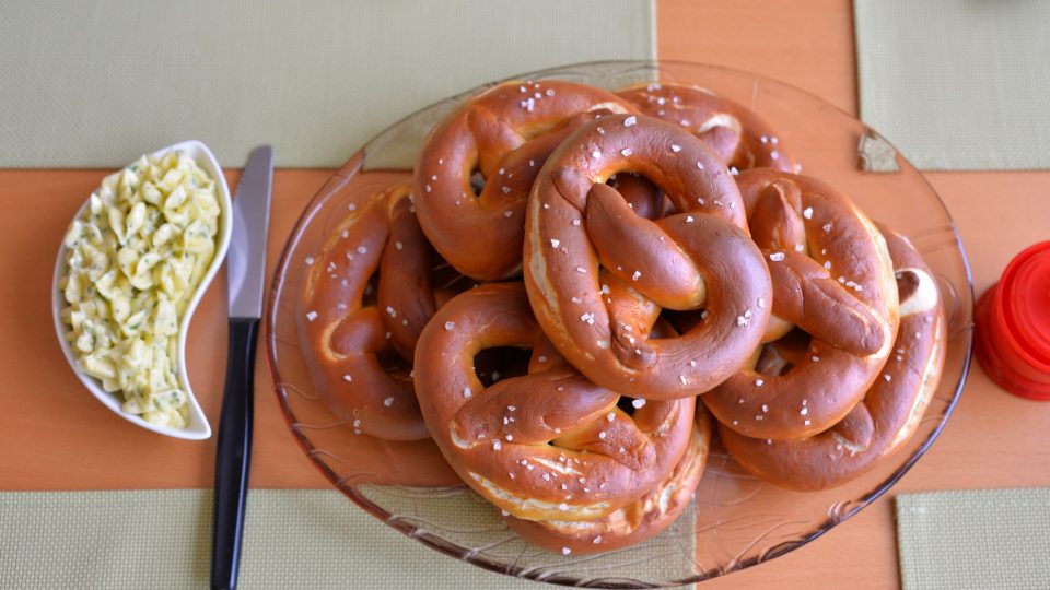 Veronika Bačkovská přivítala tým Pochoutkového roku čerstvě upečenými louhovanými preclíky se solí Veronika Bačkovská přivítala tým Pochoutkového roku čerstvě upečenými louhovanými preclíky se solí