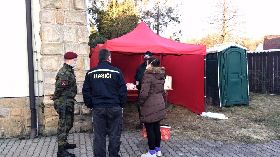 Lidé ze Šluknovského výběžku vaří teplá jídla vojákům a policistům hlídkujícím na hranicích