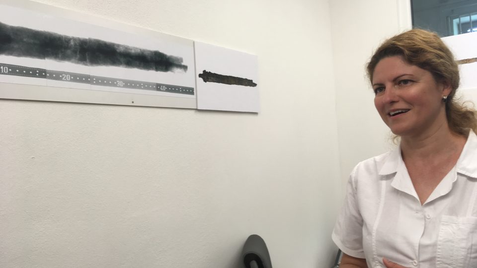Konzervátorka Kamila Kováčová Zítová ukazuje nový rentgen pro zkoumání archeologických nálezů