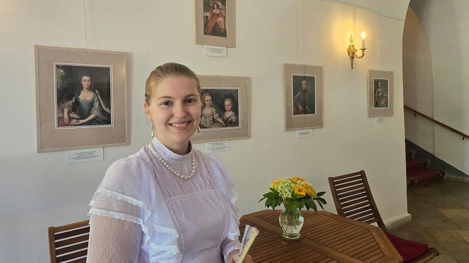 Komtesa Hortenzie provází zámkem v Ratibořicích rodiny s dětmi