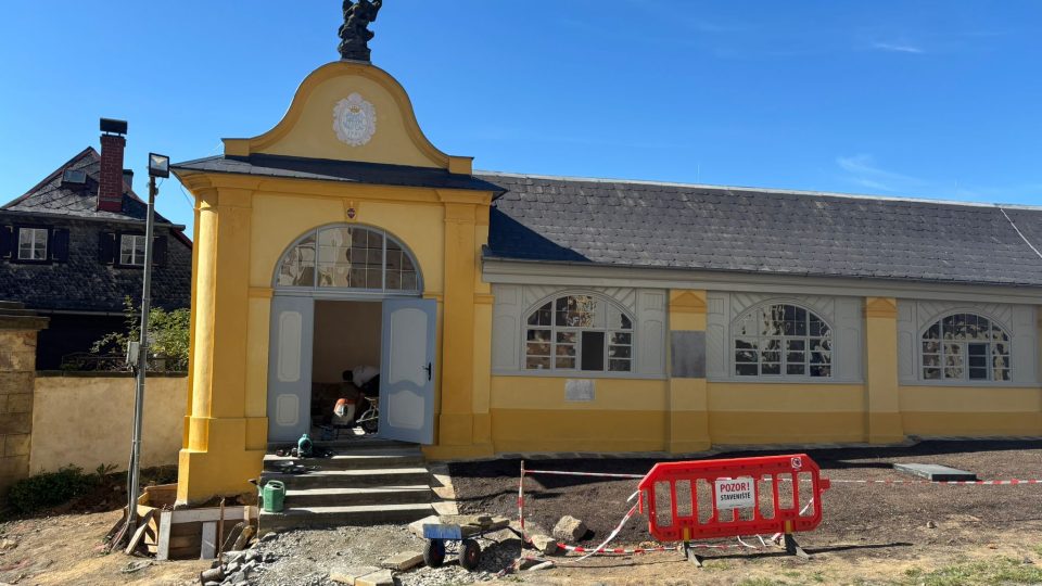 Chřibská dokončuje záchranu jedné ze dvou chodeb ambitu v areálu kostela sv. Jiří | foto: Daniela Pilařová, Český rozhlas Chřibská dokončuje záchranu jedné ze dvou chodeb ambitu v areálu kostela sv. Jiří