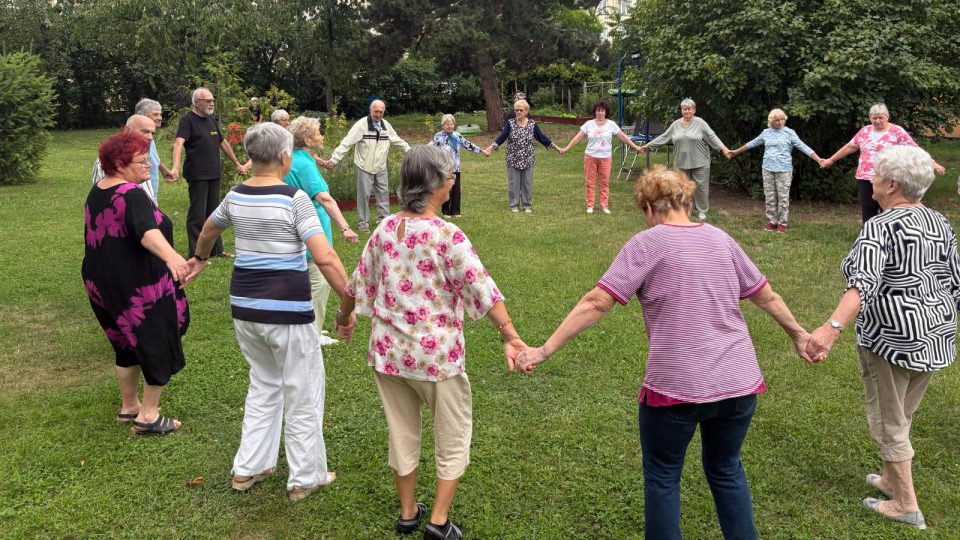 Klub aktivních seniorů v Jirkově se přes léto schází ke společným hrám | foto: Jan Beneš, Český rozhlas Klub aktivních seniorů v Jirkově se přes léto schází ke společným hrám