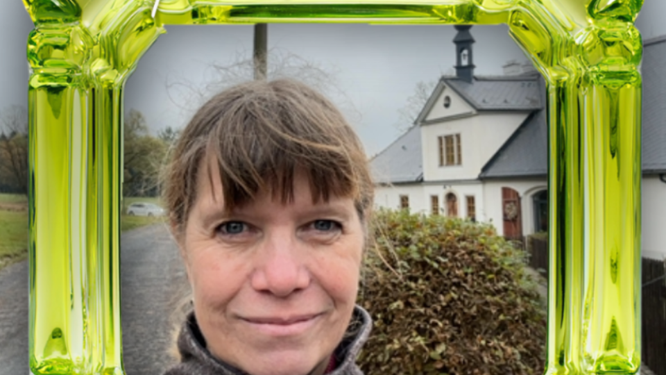 Po úspěšném splnění úkolů obdrží účastník nebo skupina účastníků sklářský diplom. Rámeček odkazuje na pro tuto huť typické uranové sklo