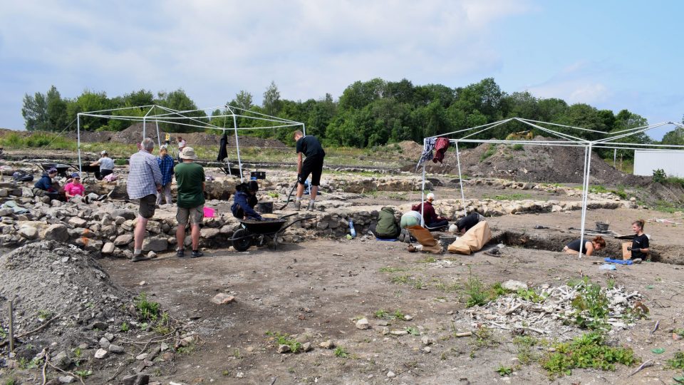 Prostor bývalého hřbitova a obou kostelů v Libkovicích zkoumají spolu s mosteckými archeology jejich kolegové a studenti z univerzity v polské Vratislavi