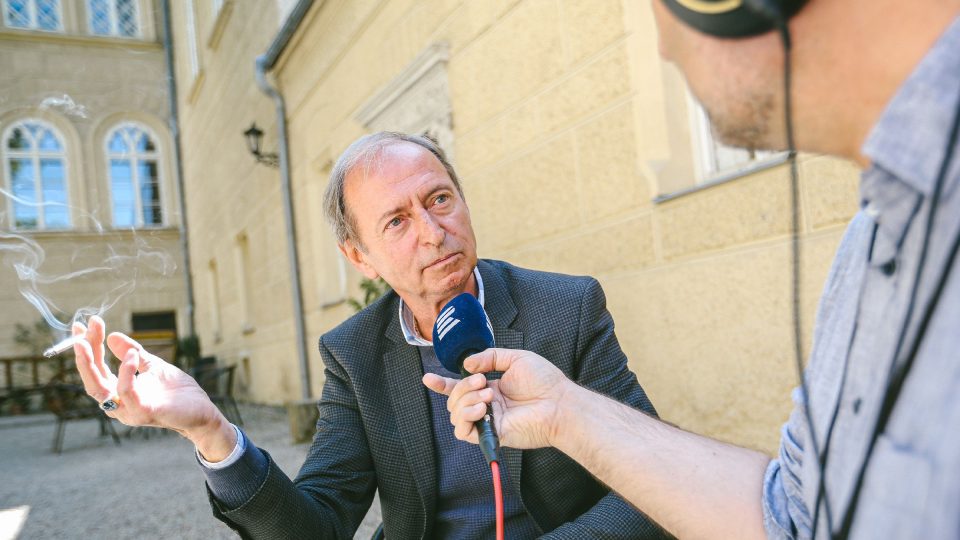 Vladimír Lažanský při rozhovoru s moderátorem Patrikem Rozehnalem do pořadu Zámecké léto | foto: Jana Volková Vladimír Lažanský při rozhovoru s moderátorem Patrikem Rozehnalem do pořadu Zámecké léto