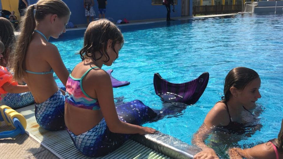 Děti se v Děčíně učily plavat s monoploutví