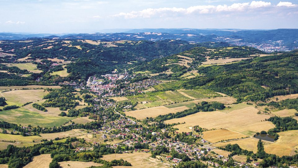 Obec Dolní Habartice dostala své jméno po prvním rychtáři Eberhartovi. Rozkládá se v Českém středohoří v údolí říčky Bystrá, asi devět kilometrů jihovýchodně od Děčína