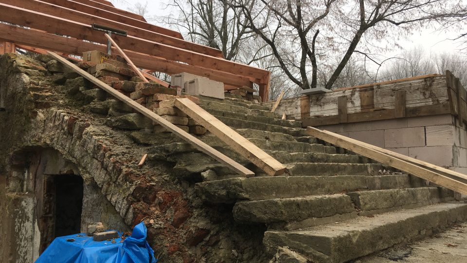 Rekonstrukce vyhořelého výletního zámečku ve Mstišově na Teplicku potrvá do jara 2021