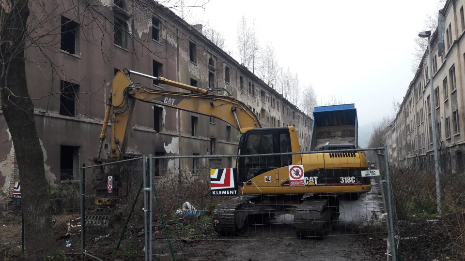 Bourání ruin domů v ulici Na Nivách v ústeckých Předlicích začalo