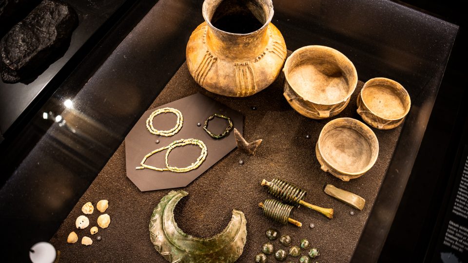 Bohatá výbava skříňkového hrobu z Velvar na Kladensku, řivnáčská kultura | foto: Barbora Aradská, Národní muzeum Bohatá výbava skříňkového hrobu z Velvar na Kladensku, řivnáčská kultura