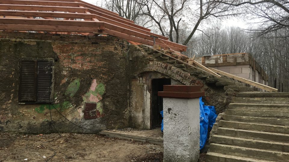 Rekonstrukce vyhořelého výletního zámečku ve Mstišově na Teplicku potrvá do jara 2021