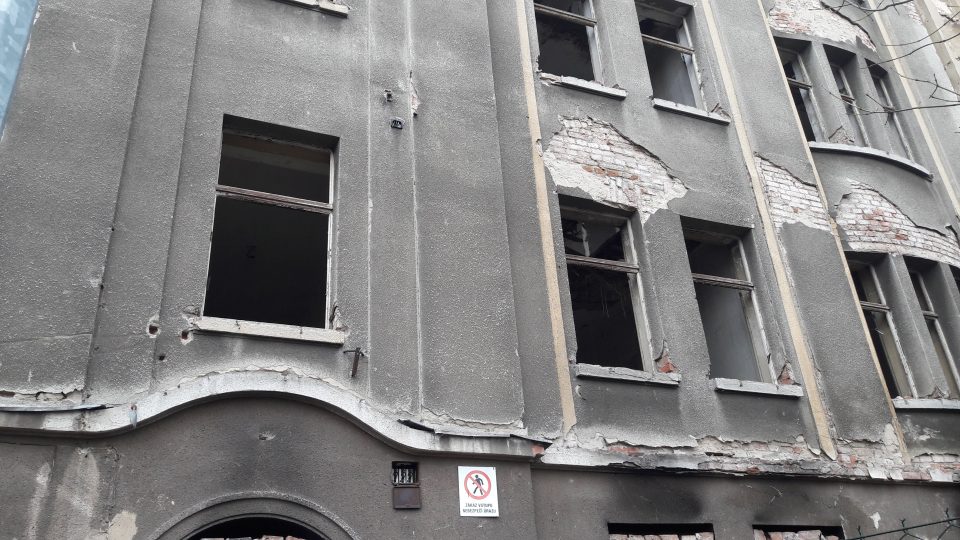 Bourání ruin domů v ulici Na Nivách v ústeckých Předlicích začalo