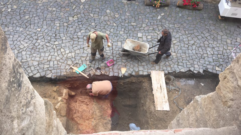 Na hradě v Úštěku na Litoměřicku probíhá archeologický výzkum