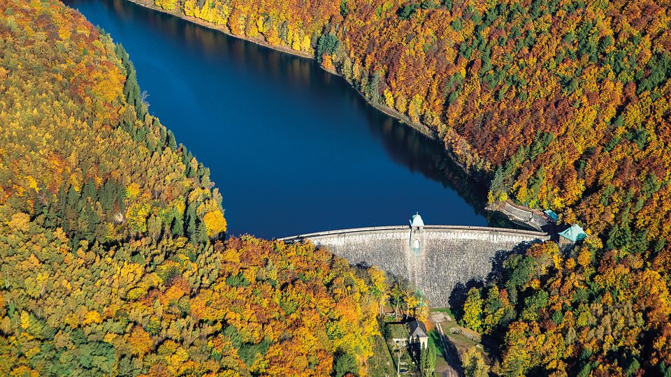 Vodní nádrž Janov bývá nazývaná také jako Hamerská přehrada nebo Mostecká přehrada. Starší název Hamerská je odvozen od názvu údolí a Mostecká se nazývala proto, že město Most nechalo přehradu v letech 1911–1913 vybudovat