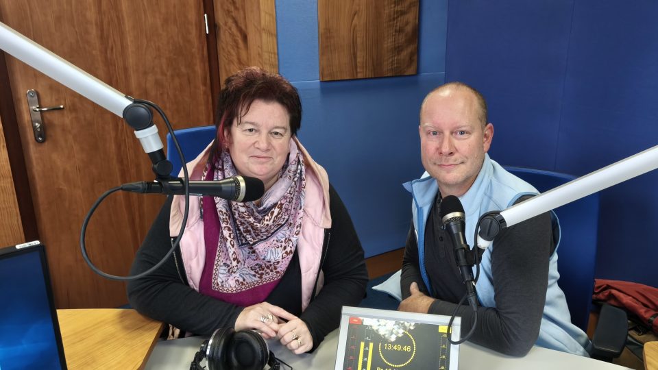 Ředitelka TyfloCentra Karlovy Vary Pavlína Lišková (vlevo) a pracovník v přímé péči Miloslav Liška | foto: Libuše Ernestová, Český rozhlas Ředitelka TyfloCentra Karlovy Vary Pavlína Lišková (vlevo) a pracovník v přímé péči Miloslav Liška