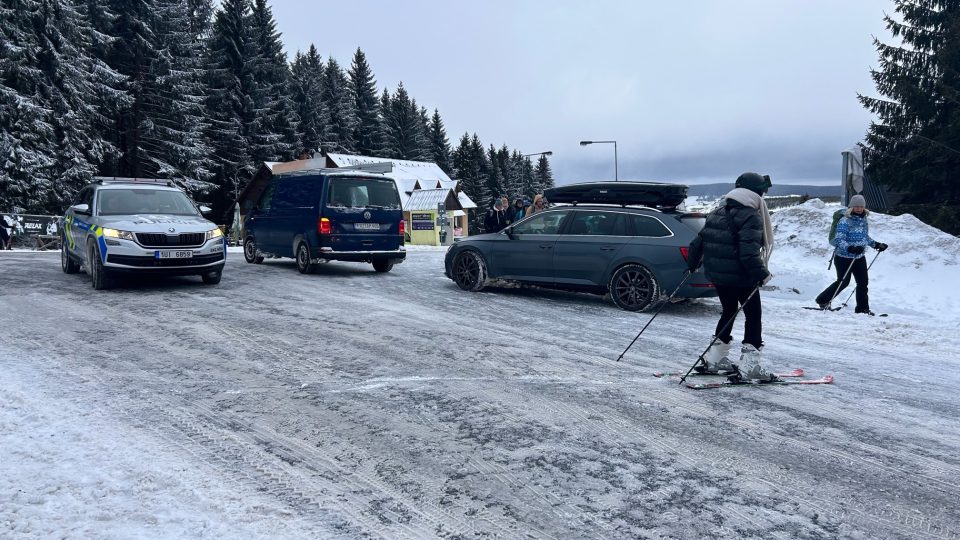 Do lyžařských středisek v Ústeckém kraji vyrazily tisíce turistů. Spolu s nimi se do terénu vydaly také policejní hlídky