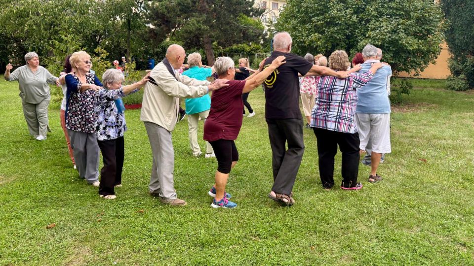 Klub aktivních seniorů v Jirkově se přes léto schází ke společným hrám | foto: Jan Beneš, Český rozhlas Klub aktivních seniorů v Jirkově se přes léto schází ke společným hrám