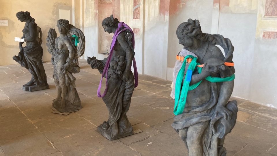 Do Růžové zahrady na zámku v Děčíně se vrátily barokní sochy