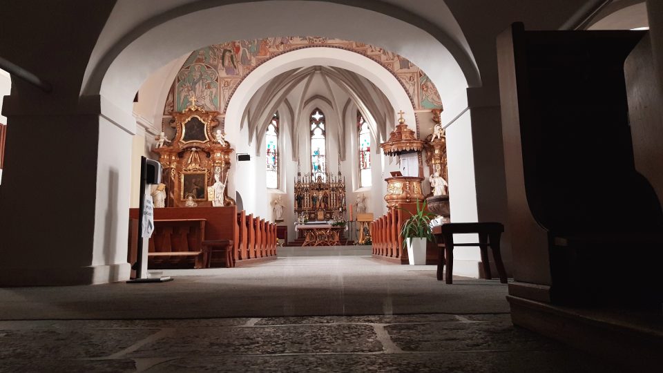 Český oblouk Karla Němce uvnitř kostela