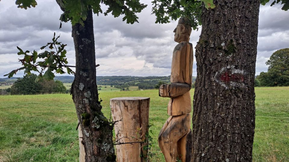 Odpočívadlo se sochou masopustního Dlouhána