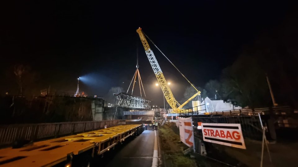 Stavbaři během noci demontovali ve Střelecké ulici v Ústí nad Labem jeden ze železničních mostů