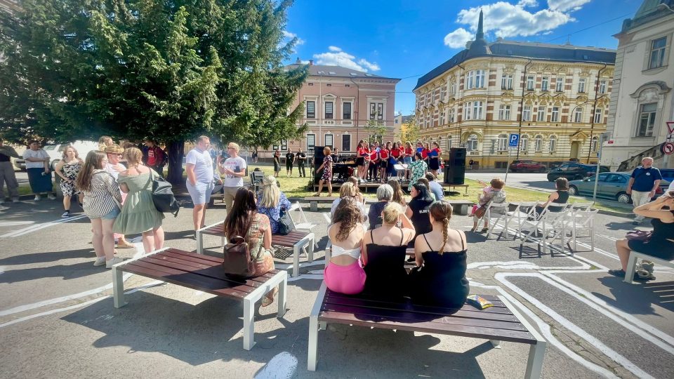 Studenti tří škol na Komenského náměstí v Děčíně uspořádali třetí ročník happeningu Otočíme Komenského