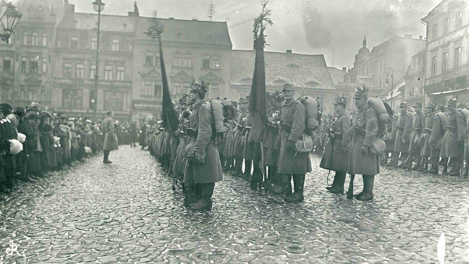 Nastoupení vojáci v roce 1916. Autor Rudolf Jenatschke
