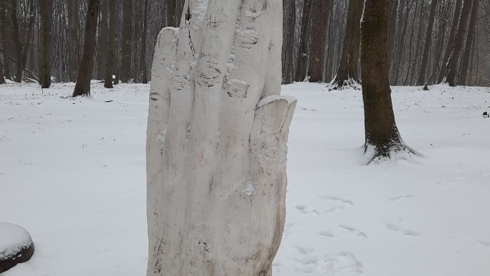 Park zdobí i umělecká díla. Třeba bílé sepnuté ruce jako symbol čistoty