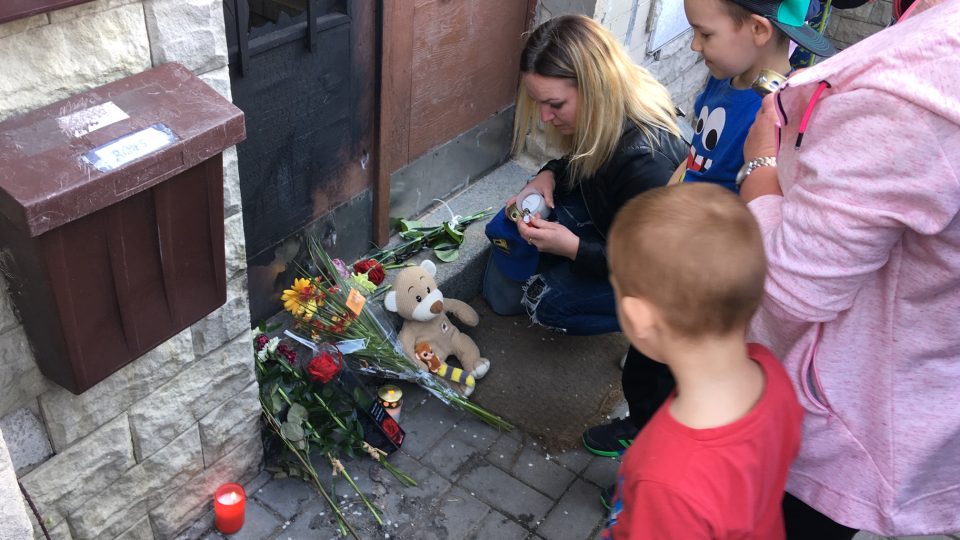 V Lounech se sešli lidé uctít památku místního tříletého chlapce