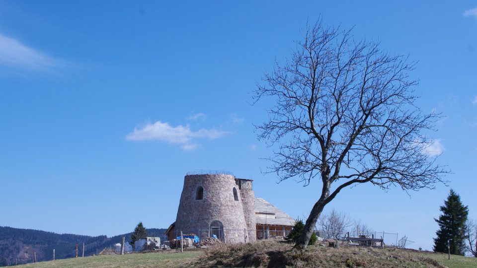 Stavba Dalimilovy rozhledny v roce 2020 | foto: Miroslav Kobza, Český rozhlas Stavba Dalimilovy rozhledny v roce 2020
