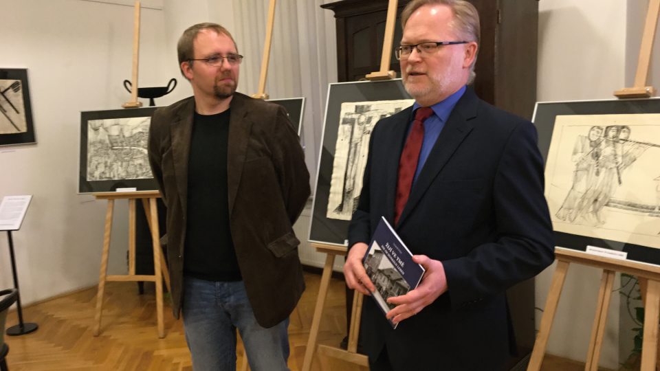 Ředitel muzea Václav Houfek (vpravo) a Thomas Oellermann ze Seliger-Gemeinde při křtu knihy
