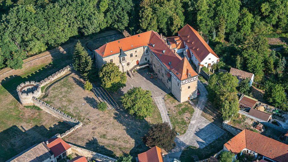 Původně dřevěný hrad v Budyni nad Ohří na počátku 12. století přestavěl Přemysl Otakar I. Na kamenný. Roku 1316 město dobyl Jan Lucemburský, který ji následně prodal roku 1336 rodu Zajíců z Hazmburka. Ti jej později přestavěli na vodní hrad