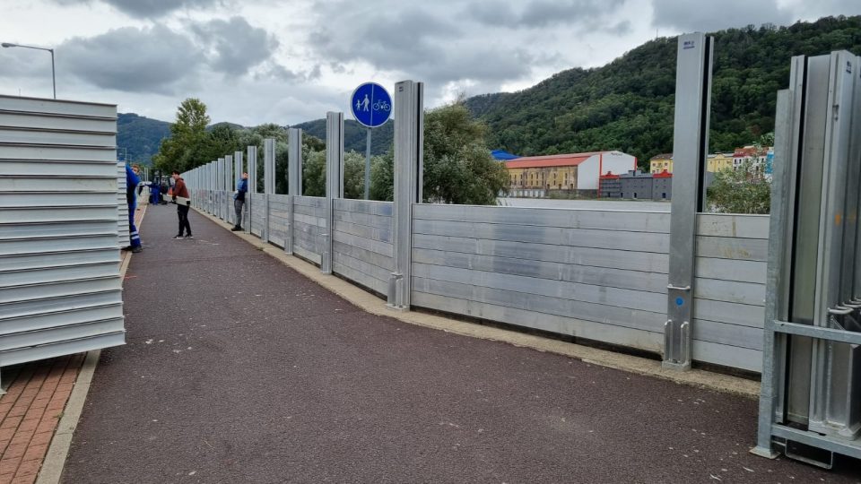 Hasiči a městské služby staví v Ústí nad Labem na Střekově protipovodňovou stěnu - má odolat dvacetileté vodě