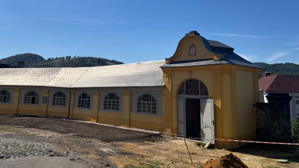 Chřibská dokončuje záchranu jedné ze dvou chodeb ambitu v areálu kostela sv. Jiří | foto: Daniela Pilařová, Český rozhlas Chřibská dokončuje záchranu jedné ze dvou chodeb ambitu v areálu kostela sv. Jiří