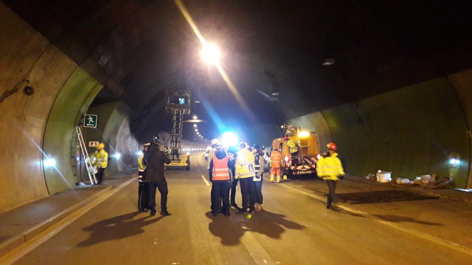 Tunel Panenská na dálnici D8 by měl být po požáru kamionu opět plně průjezdný v pátek v noci