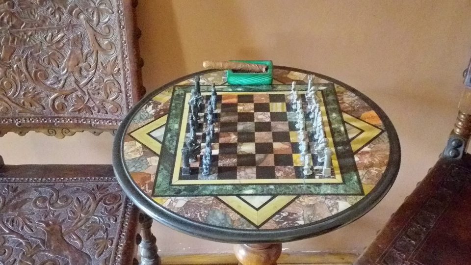 V kuřáckém pokoji nesměly chybět společenské hry, například šachy